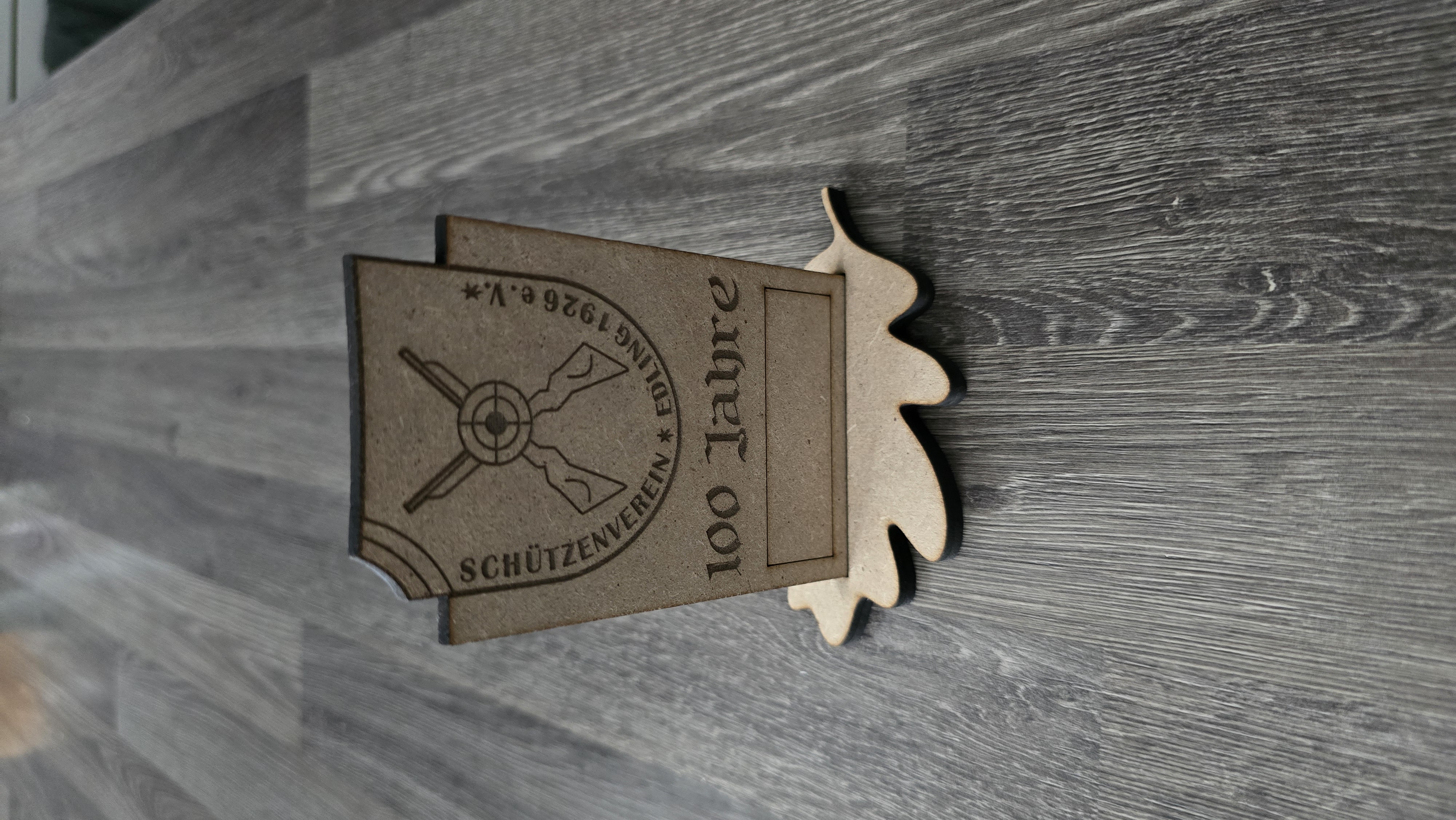 Holzschild „100 Jahre Schützenverein Edling 1926 e.V." mit Eichenblatt-Gravur