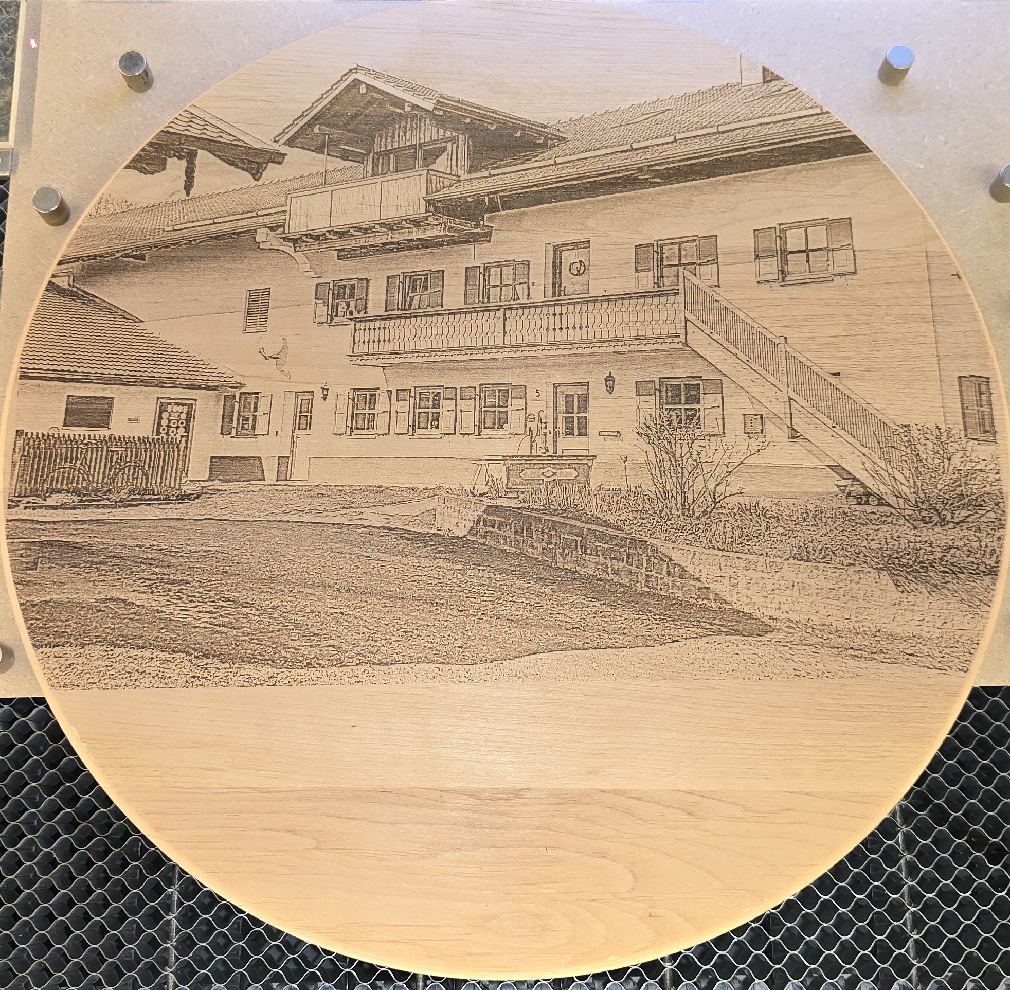 Rundes Holzschild mit Fotogravur eines Bauernhofs